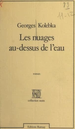 Les nuages au-dessus de l'eau