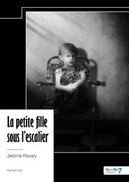 La petite fille sous l'escalier