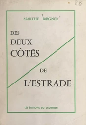 Des deux côtés de l'estrade