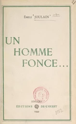 Un homme fonce...