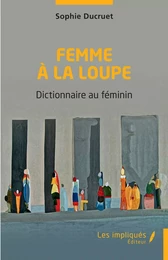 Femme à la loupe