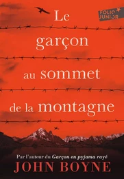 Le garçon au sommet de la montagne